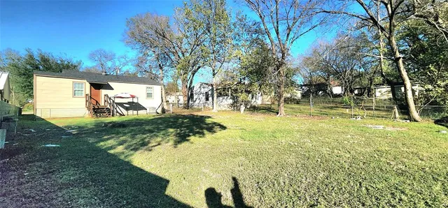 a view of yard with tree