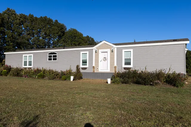a view of a house with backyard and garden