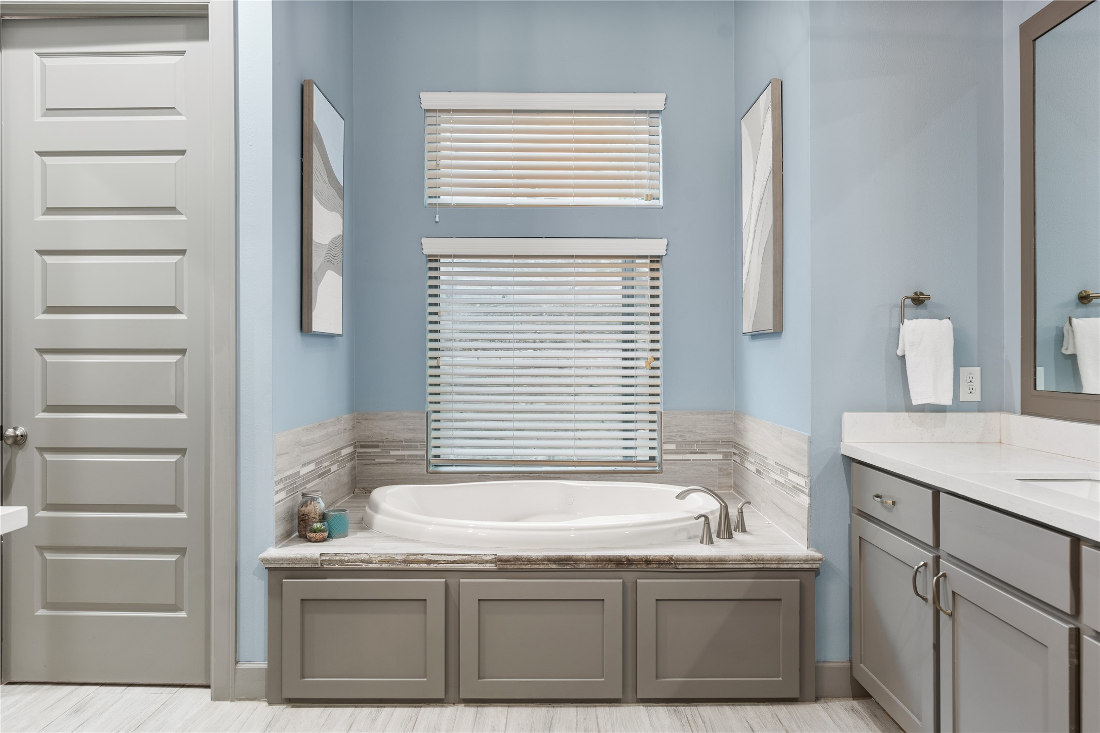12379 Pebble View Drive Conroe, TX 77304 - Photo 23 of 46 Time to relax in this large bathtub.