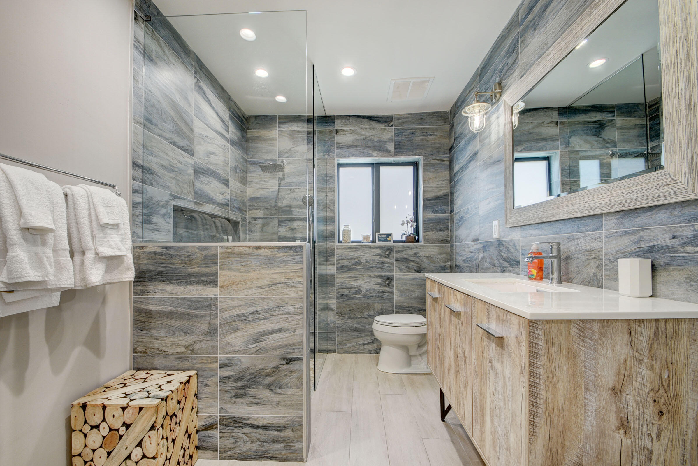 1230 Gulfstream Way Singer Island, FL 33404 - Photo 20 of 40 GUEST BATH