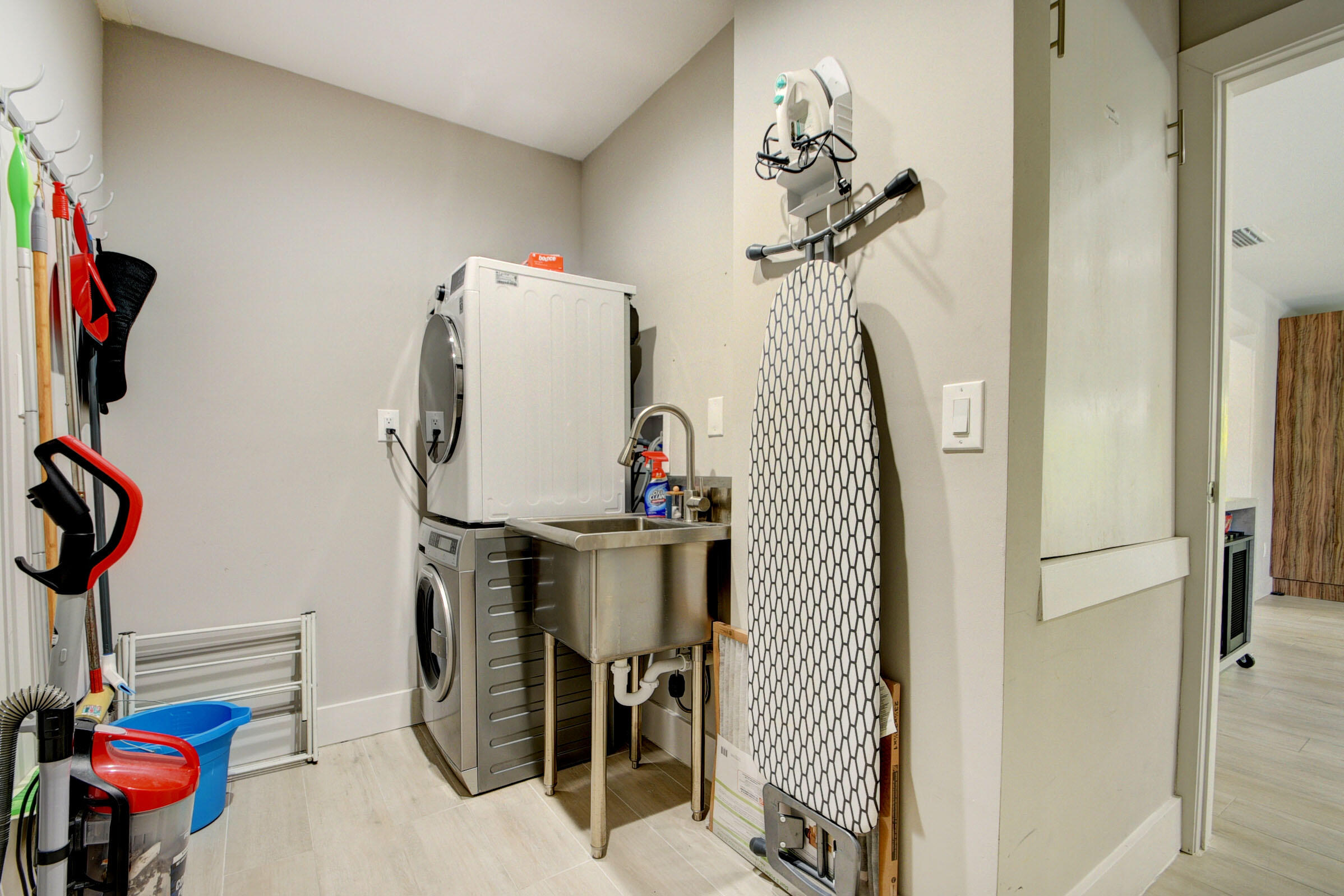 1230 Gulfstream Way Singer Island, FL 33404 - Photo 24 of 40 INSIDE LAUNDRY
