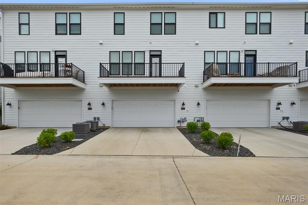 8933 Eager Road St. Louis, MO 63144 - Photo 2 of 31