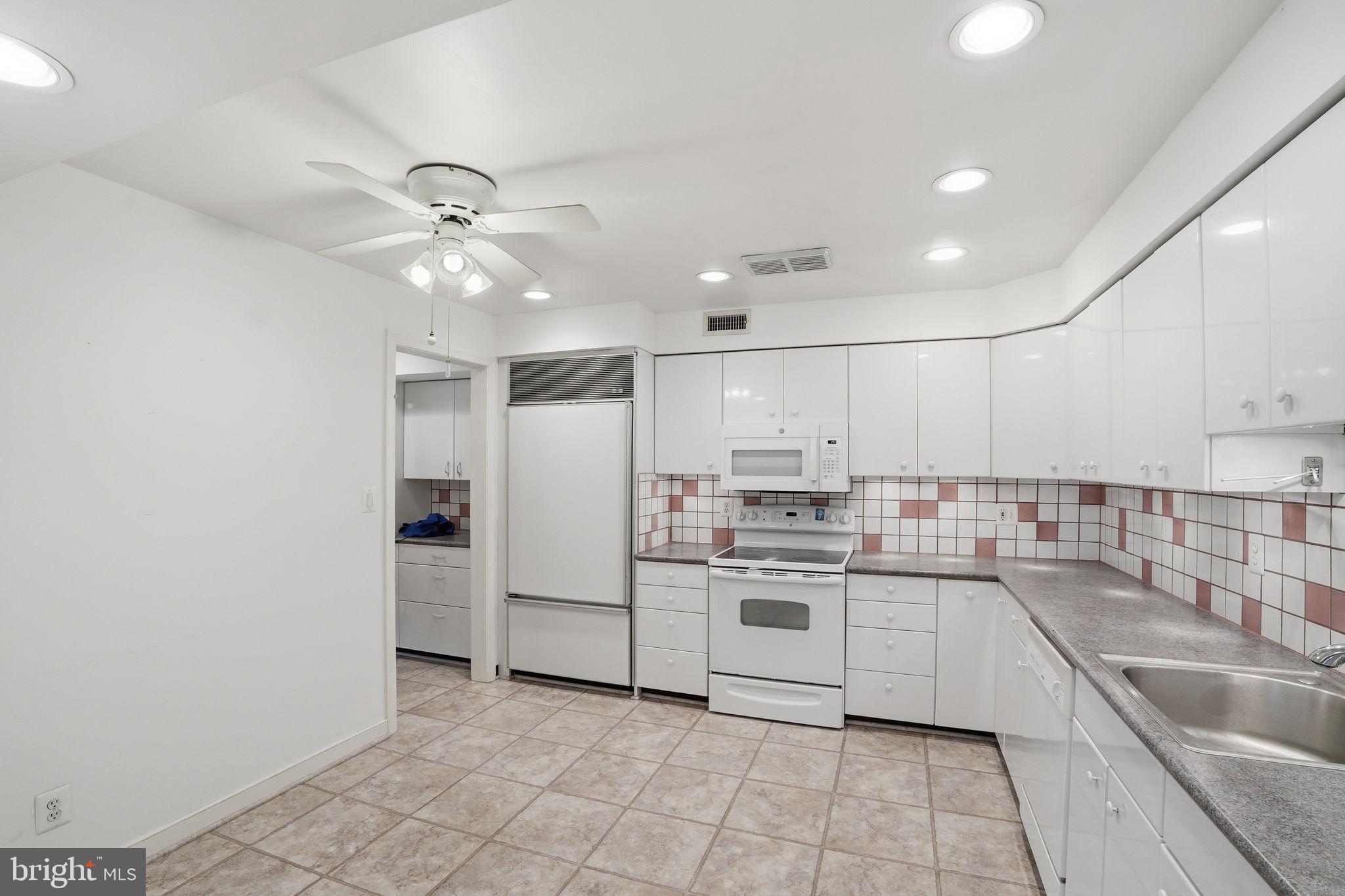 11400 Strand Drive, Unit R402 Rockville, MD 20852 - Photo 15 of 38 Sub zero refrigerator and matching appliances