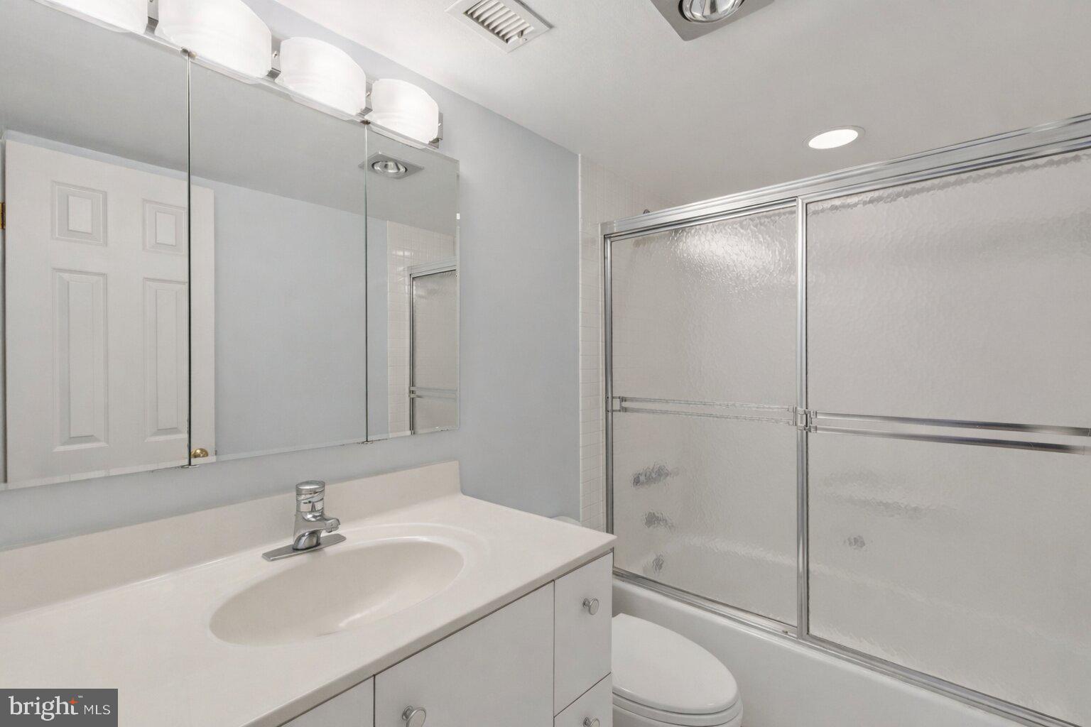 11400 Strand Drive, Unit R402 Rockville, MD 20852 - Photo 29 of 38 Full bathroom in hallway of bedroom wing