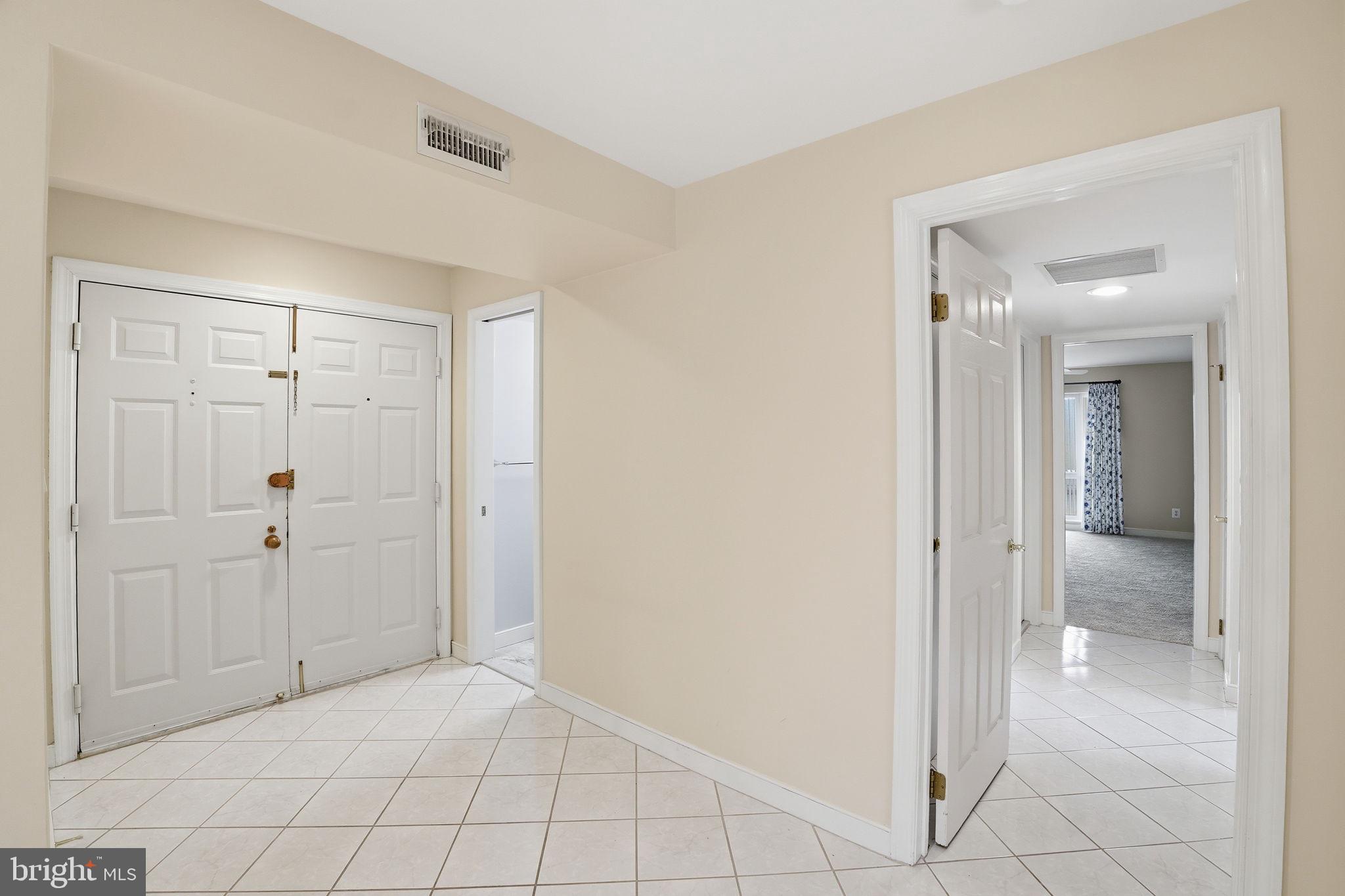 11400 Strand Drive, Unit R402 Rockville, MD 20852 - Photo 3 of 38 Unit 402 entry foyer