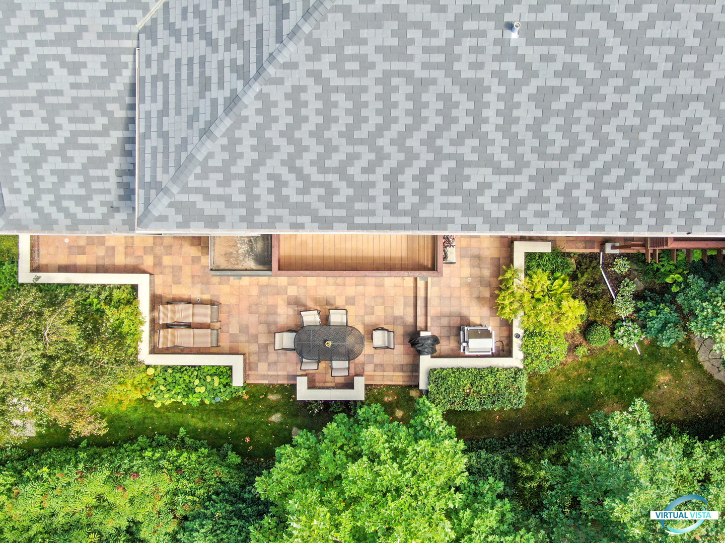 37 Longcommon Road Riverside, IL 60546 - Photo 5 of 34 a view of a swimming pool with a yard
