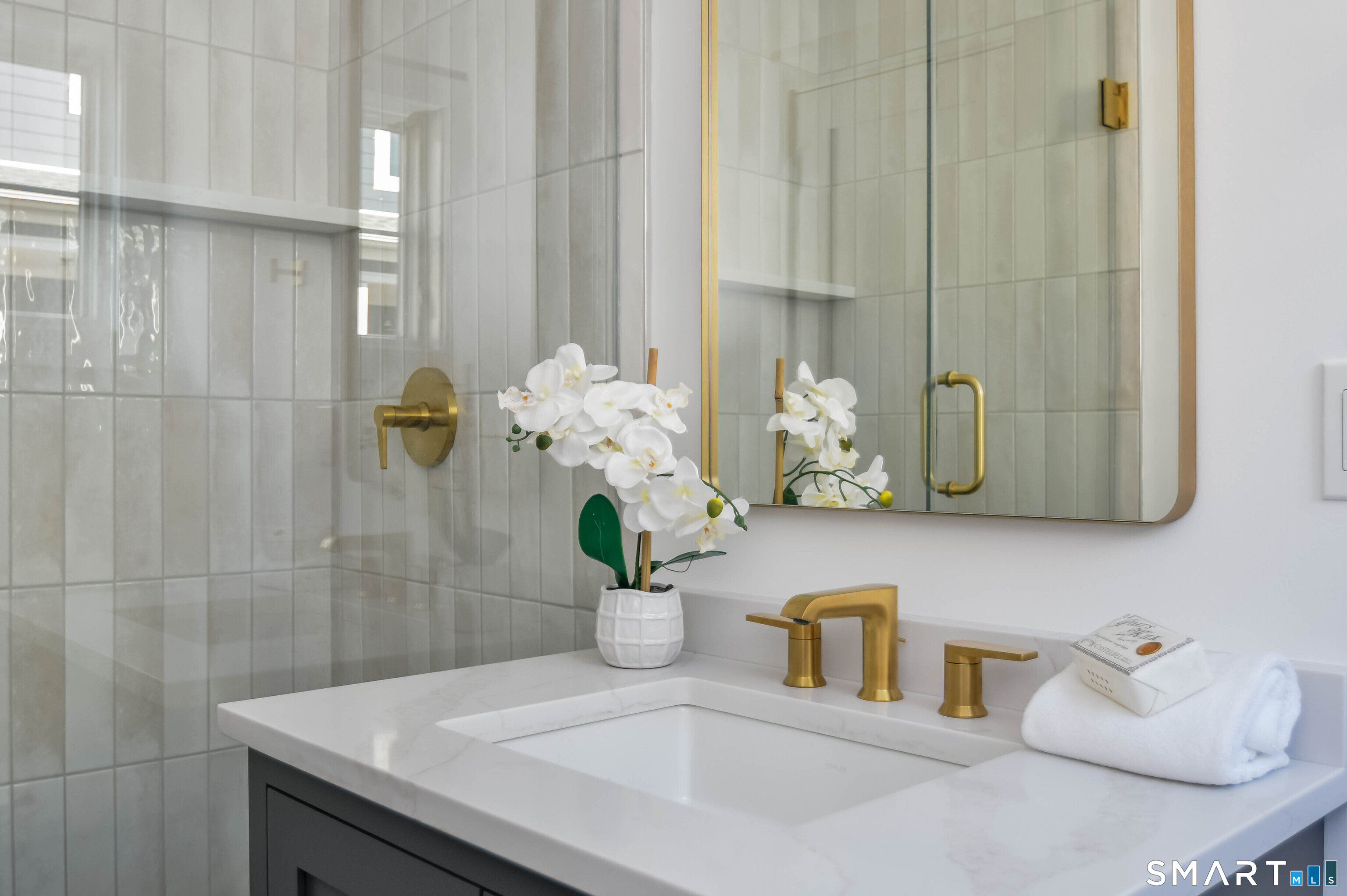 345 Reef Road, Unit B6 Fairfield, CT 06824 - Photo 33 of 40 a bathroom sink with a potted plant