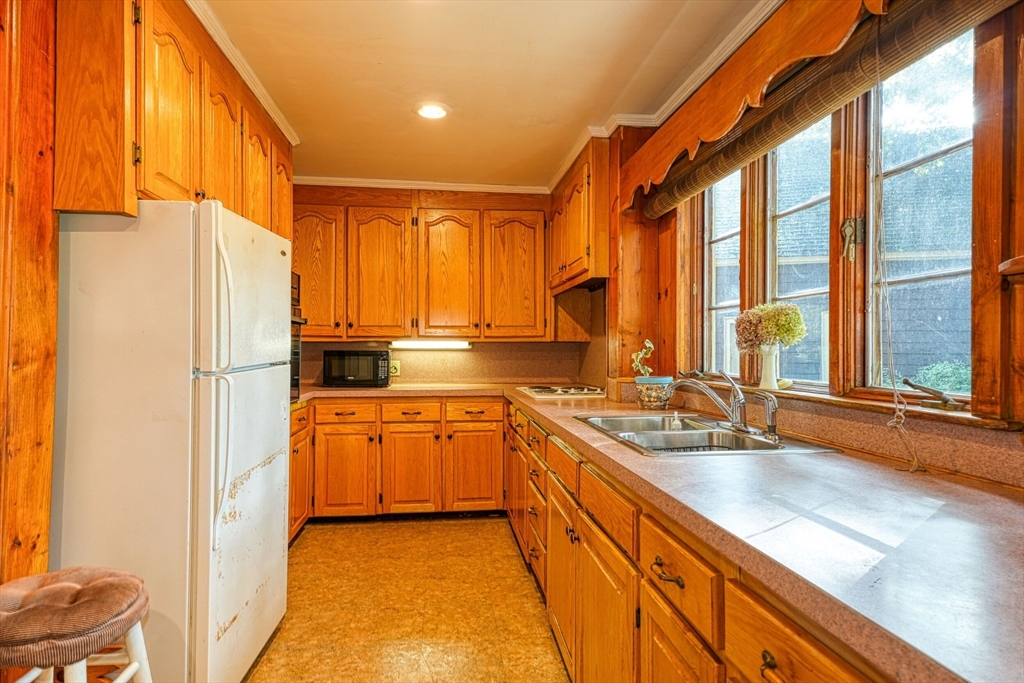 18 Cottage Street Hudson, MA 01749 - Photo 2 of 30 Gallery Image 2