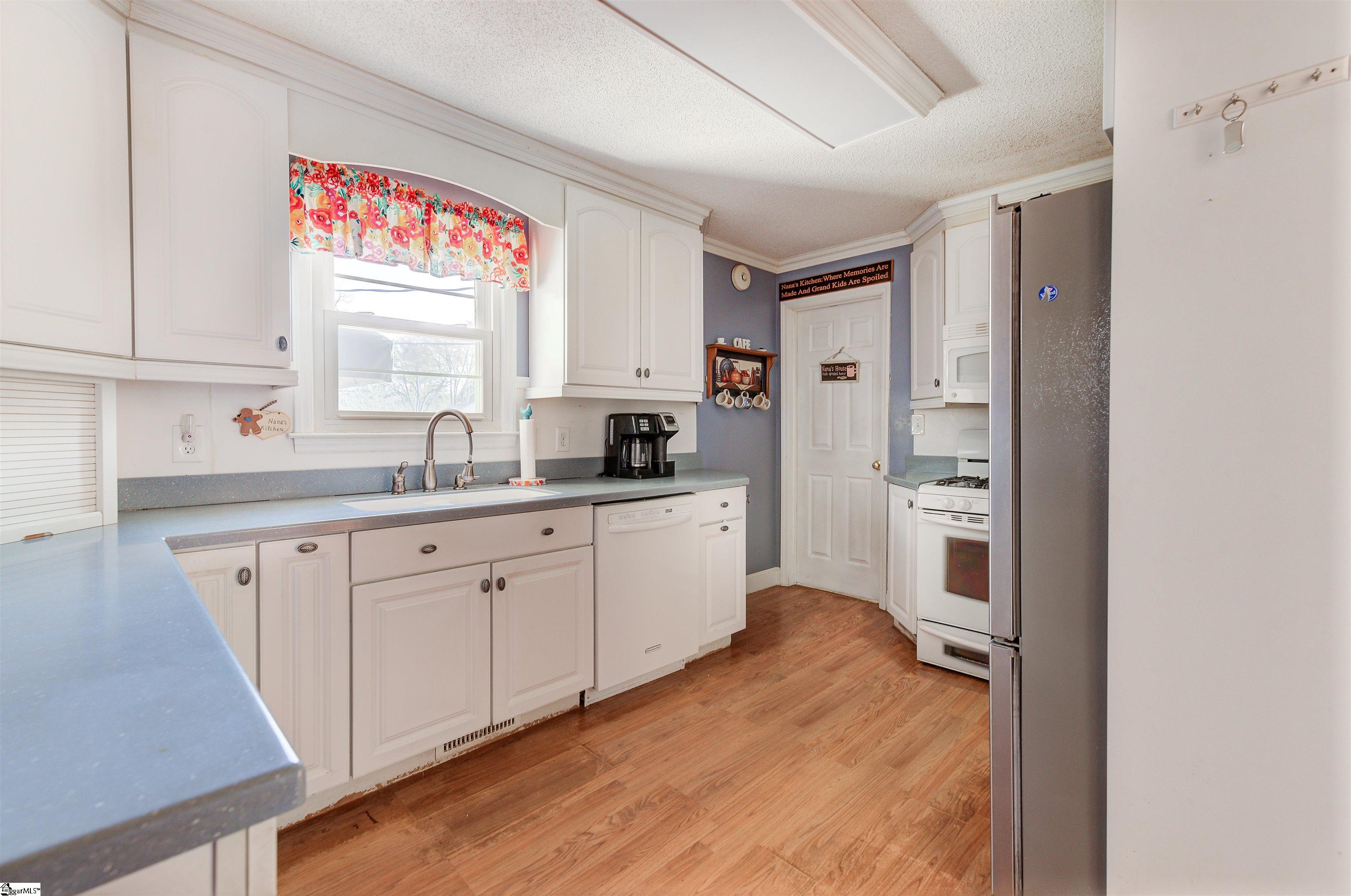 8 Arrowhead Road Greenville, SC 29609 - Photo 4 of 22