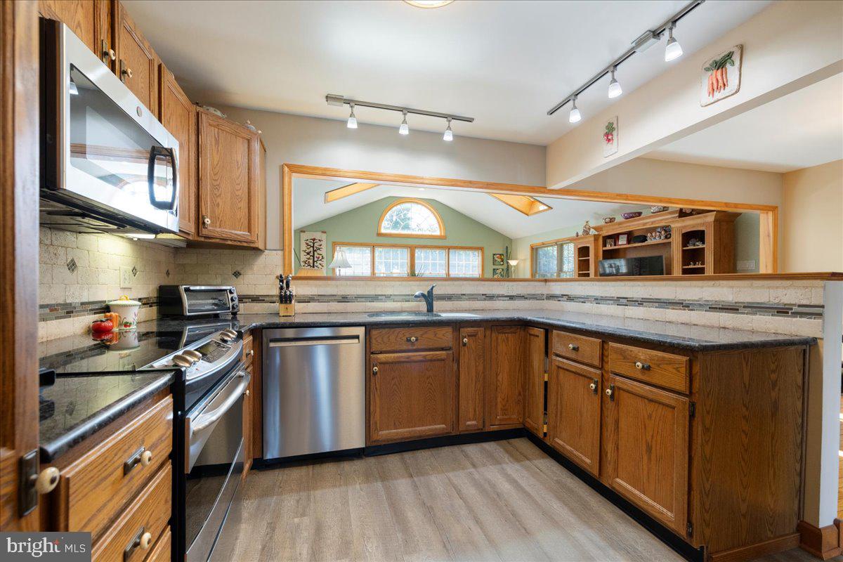 1627 Clearbrook Road Lansdale, PA 19446 - Photo 9 of 47 Winning combo! Granite and Stainless Steel!
