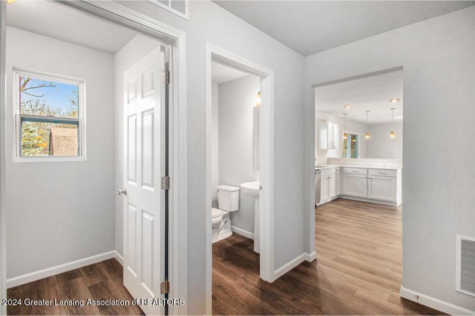 768 West Seminary Street Charlotte, MI 48813 - Photo 10 of 39 LOS054-i1810-Mudroom