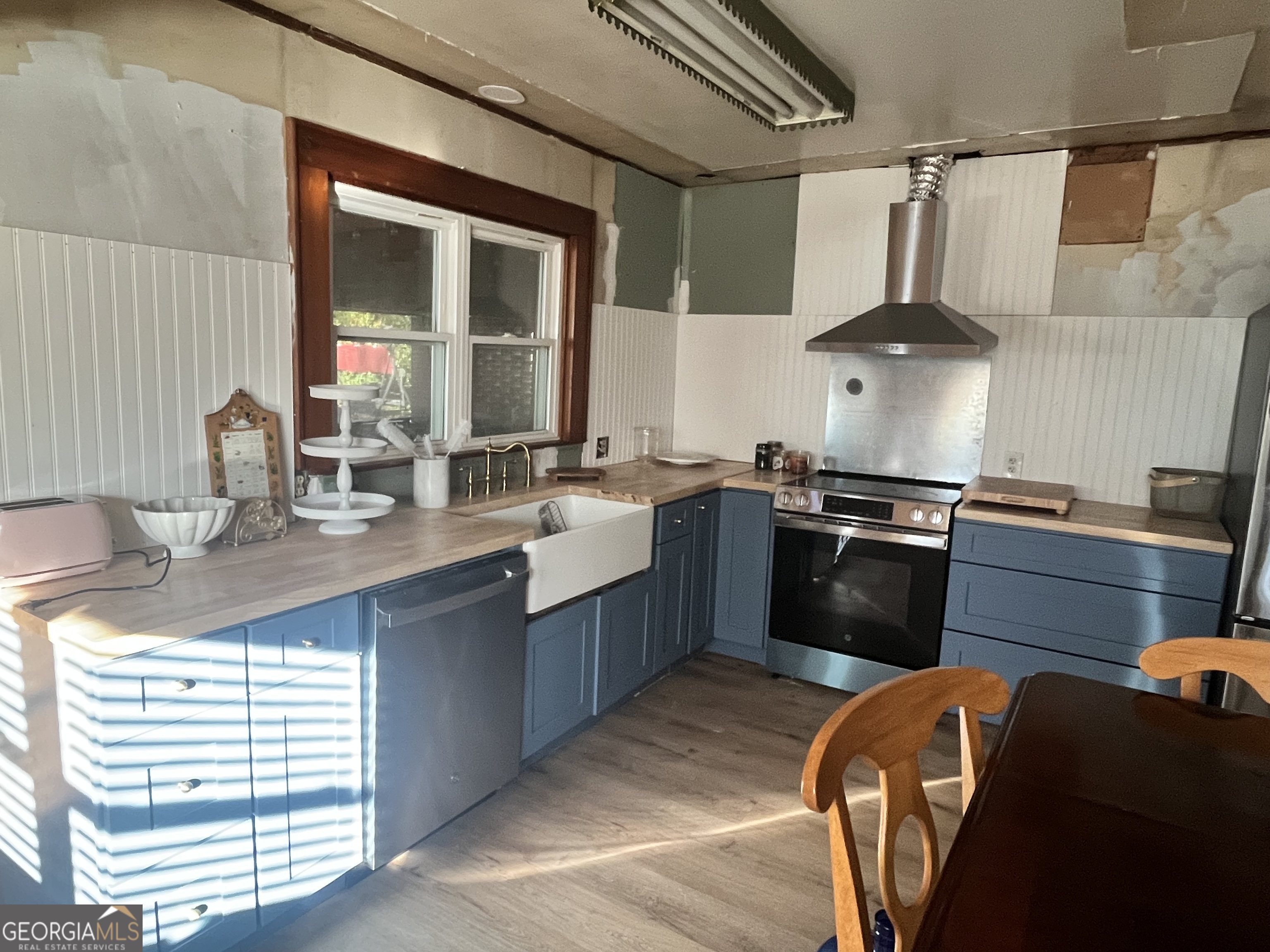 109 Schaefer Court Toccoa, GA 30577 - Photo 2 of 28 a kitchen with stainless steel appliances granite countertop a sink stove and refrigerator
