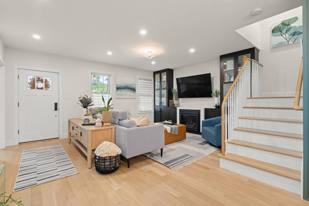 8 Bates Court Dedham, MA 02026 - Photo 4 of 41