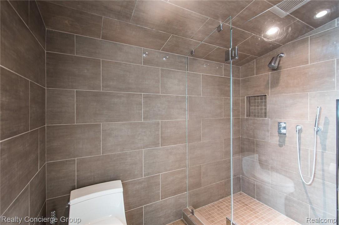 700 Spring Valley Road Ann Arbor, MI 48105 - Photo 23 of 38 Oversized his & her Master shower w/ heated flooring