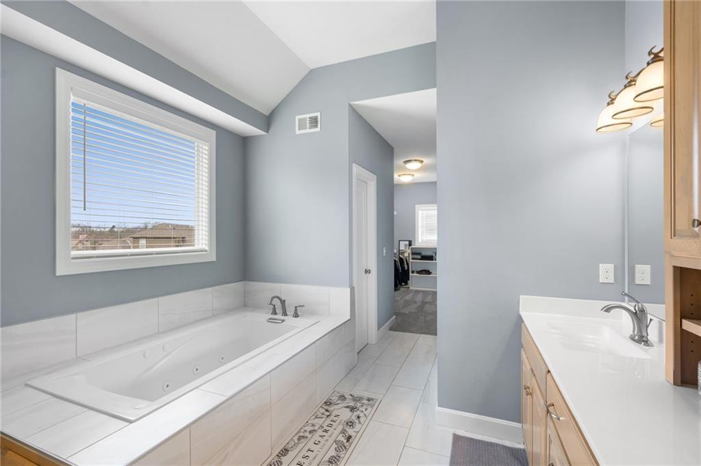 7703 Green Street Lenexa, KS 66227 - Photo 20 of 39