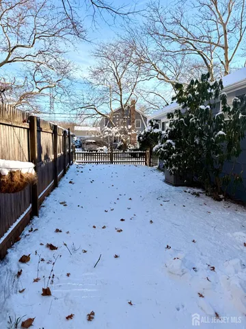 a view of entryway with yard