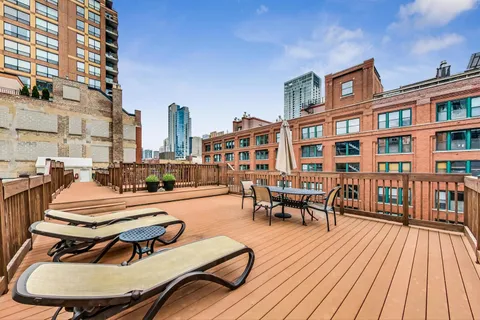 $470,000 | 420 West Ontario Street, Unit 209, Chicago, IL 60654