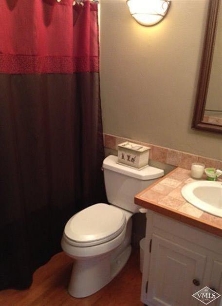 2821 Kinnickinnick Road, Unit 1C Vail, CO 81657 - Photo 6 of 21 Full bath off the living room.