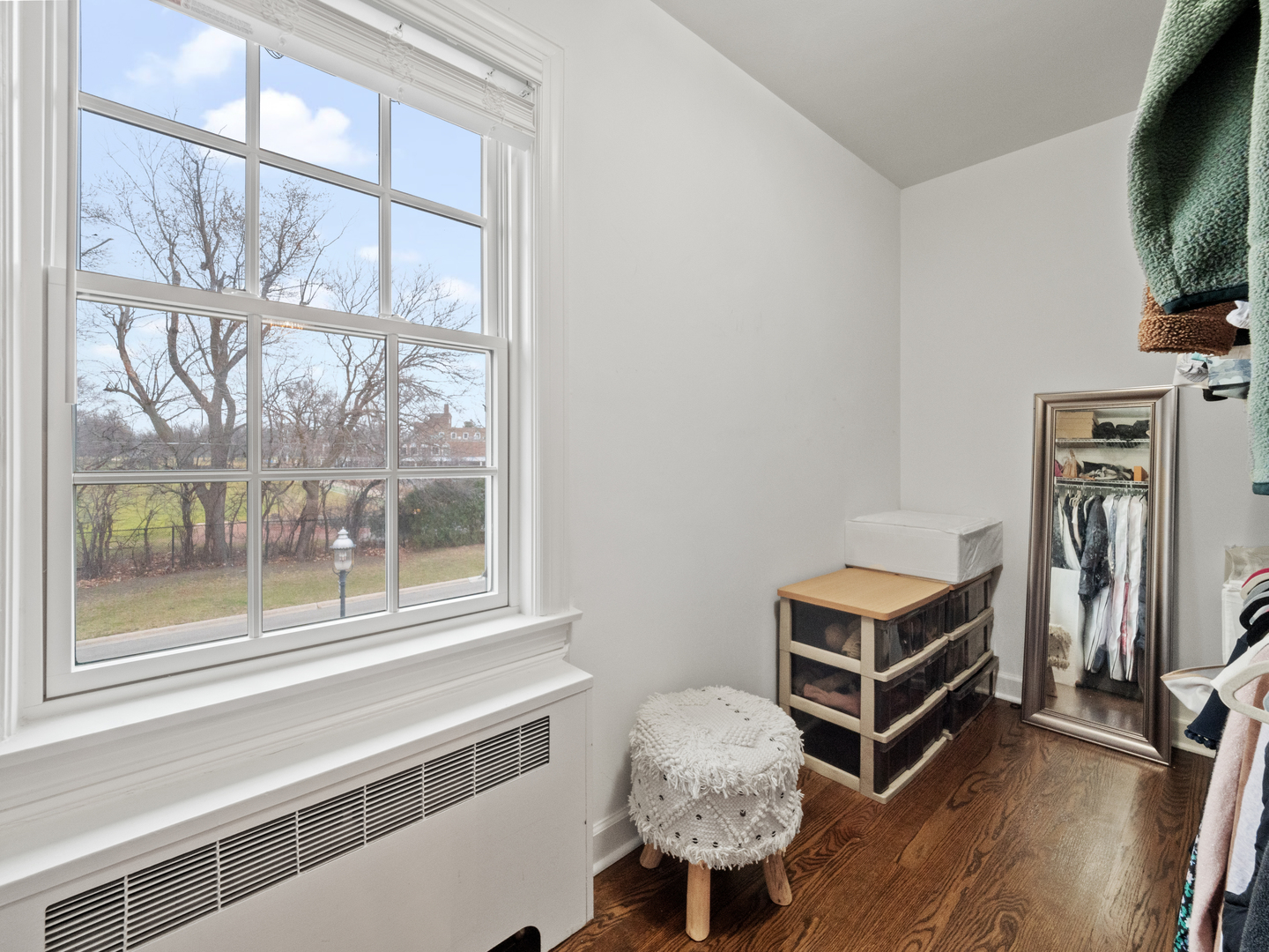 530 Grand Boulevard Park Ridge, IL 60068 - Photo 23 of 55 a room with furniture and a flat screen tv