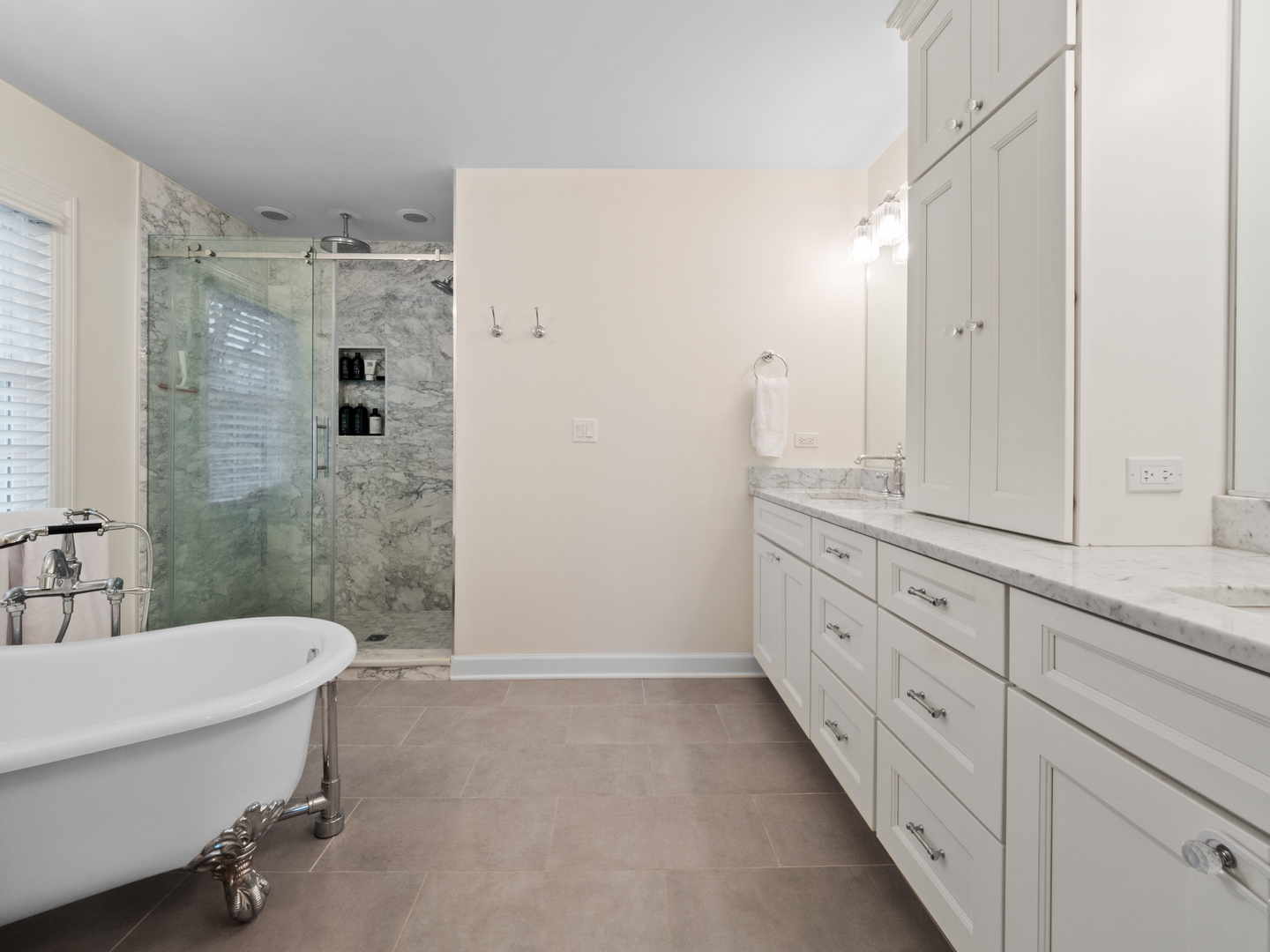 530 Grand Boulevard Park Ridge, IL 60068 - Photo 25 of 55 a bathroom with a double vanity sink toilet and shower