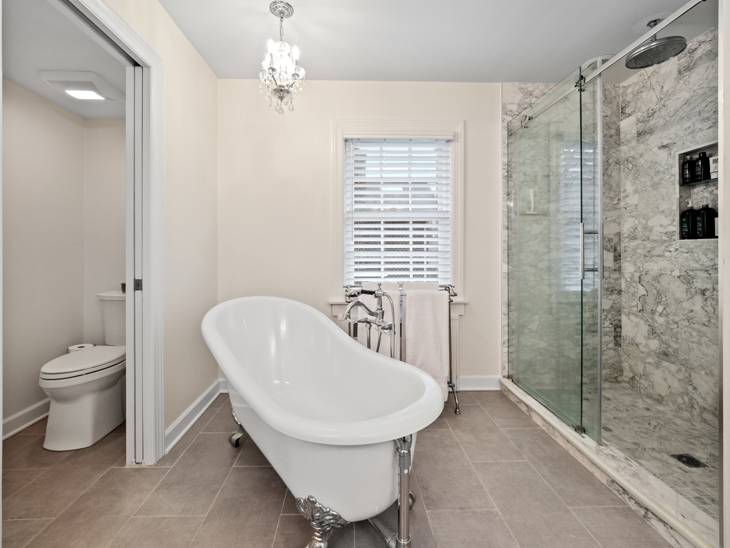 530 Grand Boulevard Park Ridge, IL 60068 - Photo 26 of 55 a bathroom with a sink a toilet and shower