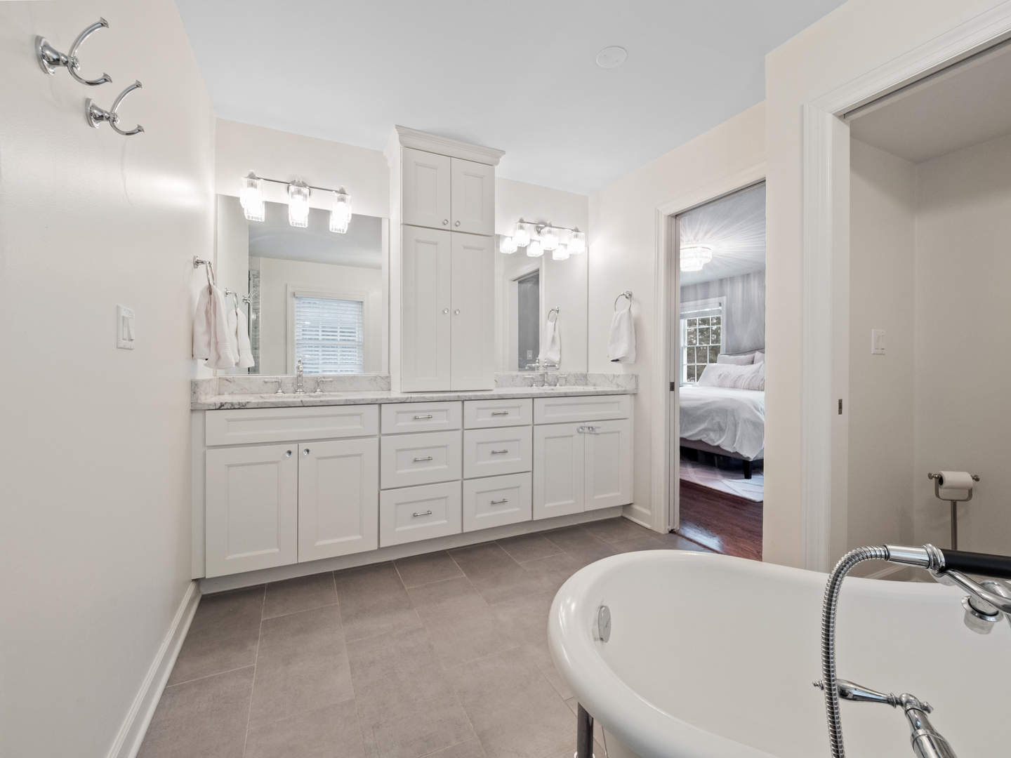 530 Grand Boulevard Park Ridge, IL 60068 - Photo 28 of 55 a bathroom with a tub sink and mirror