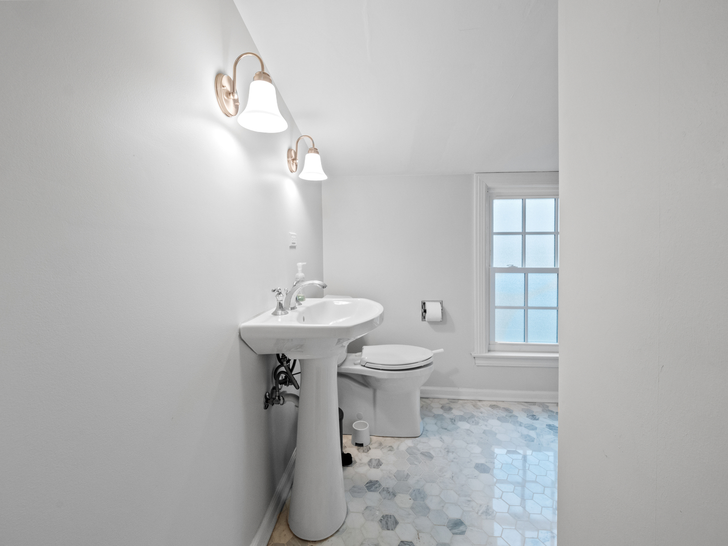 530 Grand Boulevard Park Ridge, IL 60068 - Photo 36 of 55 a bathroom with a sink a toilet and mirror