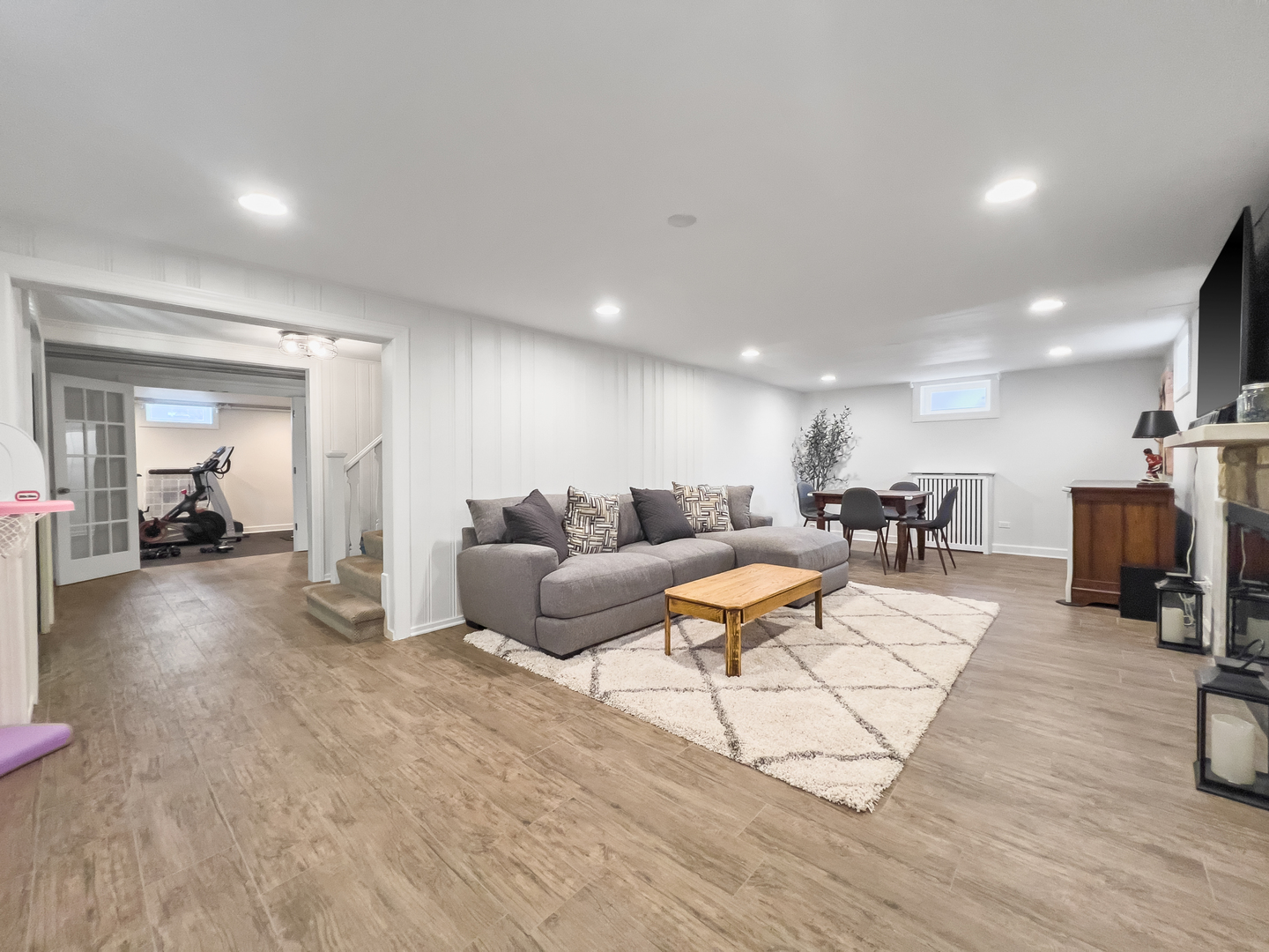 530 Grand Boulevard Park Ridge, IL 60068 - Photo 39 of 55 a living room with furniture and a table
