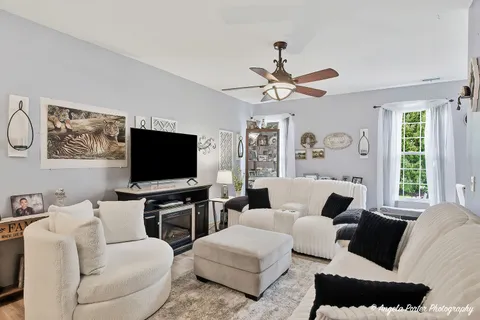 $275,000 | 2636 Evergreen Circle, McHenry, IL 60050