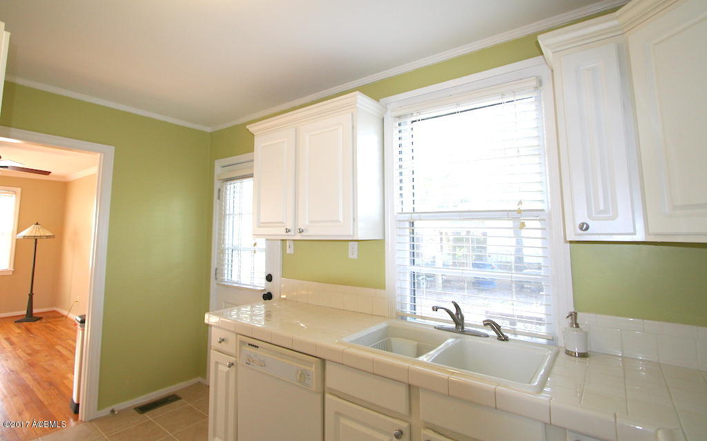 1838 Pigeon Point Road Beaufort, SC 29902 - Photo 7 of 22 kitchen2