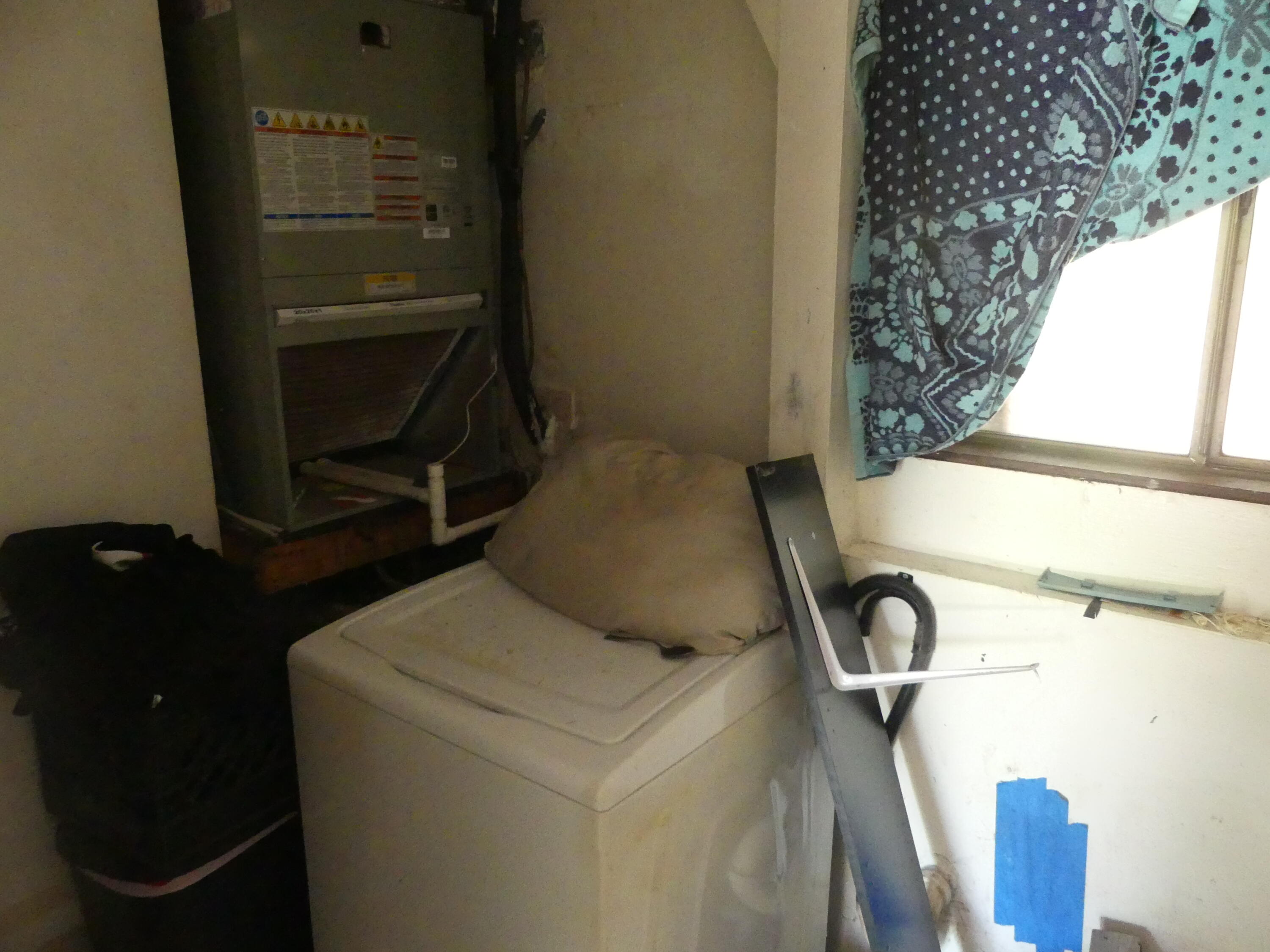 6633 Rigger Road Lake Worth, FL 33462 - Photo 10 of 28 a utility room with dryer and washer