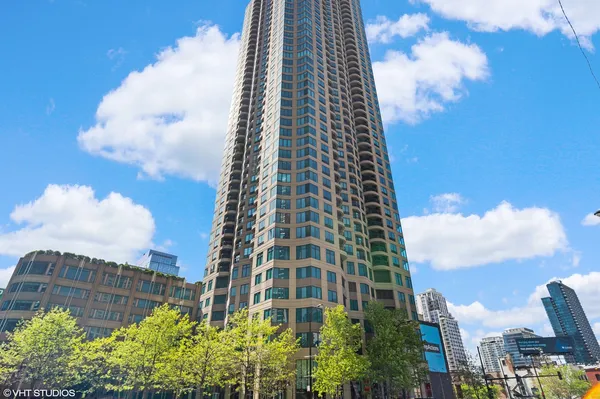$440,000 | 400 North LaSalle Drive, Unit 2002, Chicago, IL 60654
