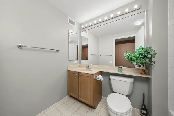 $440,000 | 400 North LaSalle Drive, Unit 2002, Chicago, IL 60654