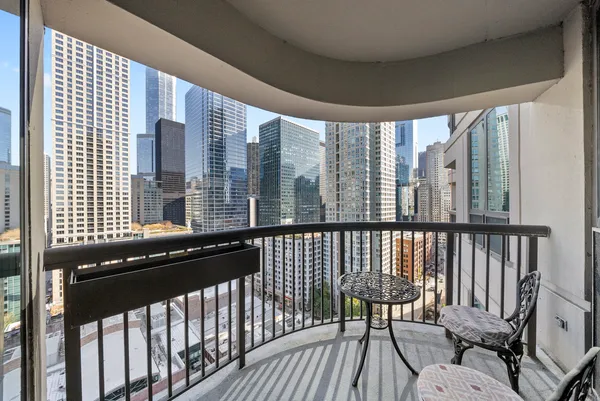 $440,000 | 400 North LaSalle Drive, Unit 2002, Chicago, IL 60654