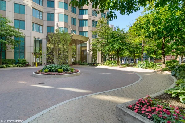 $440,000 | 400 North LaSalle Drive, Unit 2002, Chicago, IL 60654