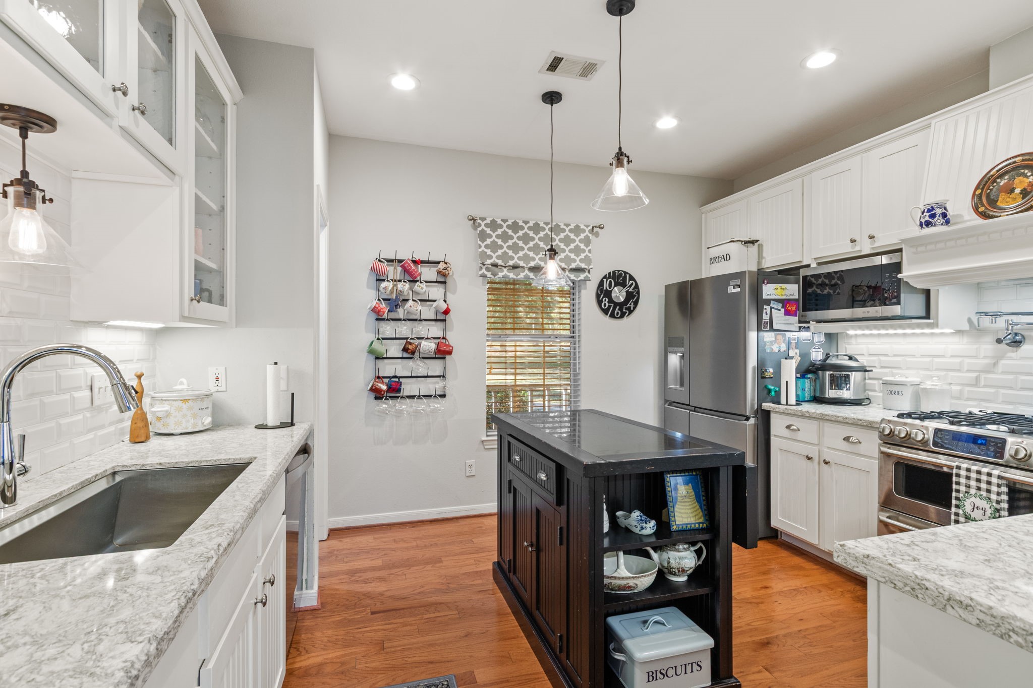 30610 Quinn Road Tomball, TX 77375 - Photo 16 of 50 Kitchen features walk-in pantry, under cabinet lighting and Quartz Counters.
