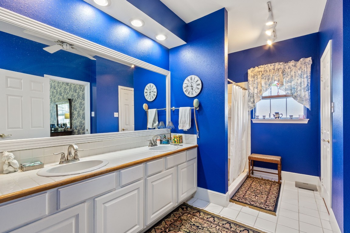 30610 Quinn Road Tomball, TX 77375 - Photo 21 of 50 Primary Bath with dual sinks.