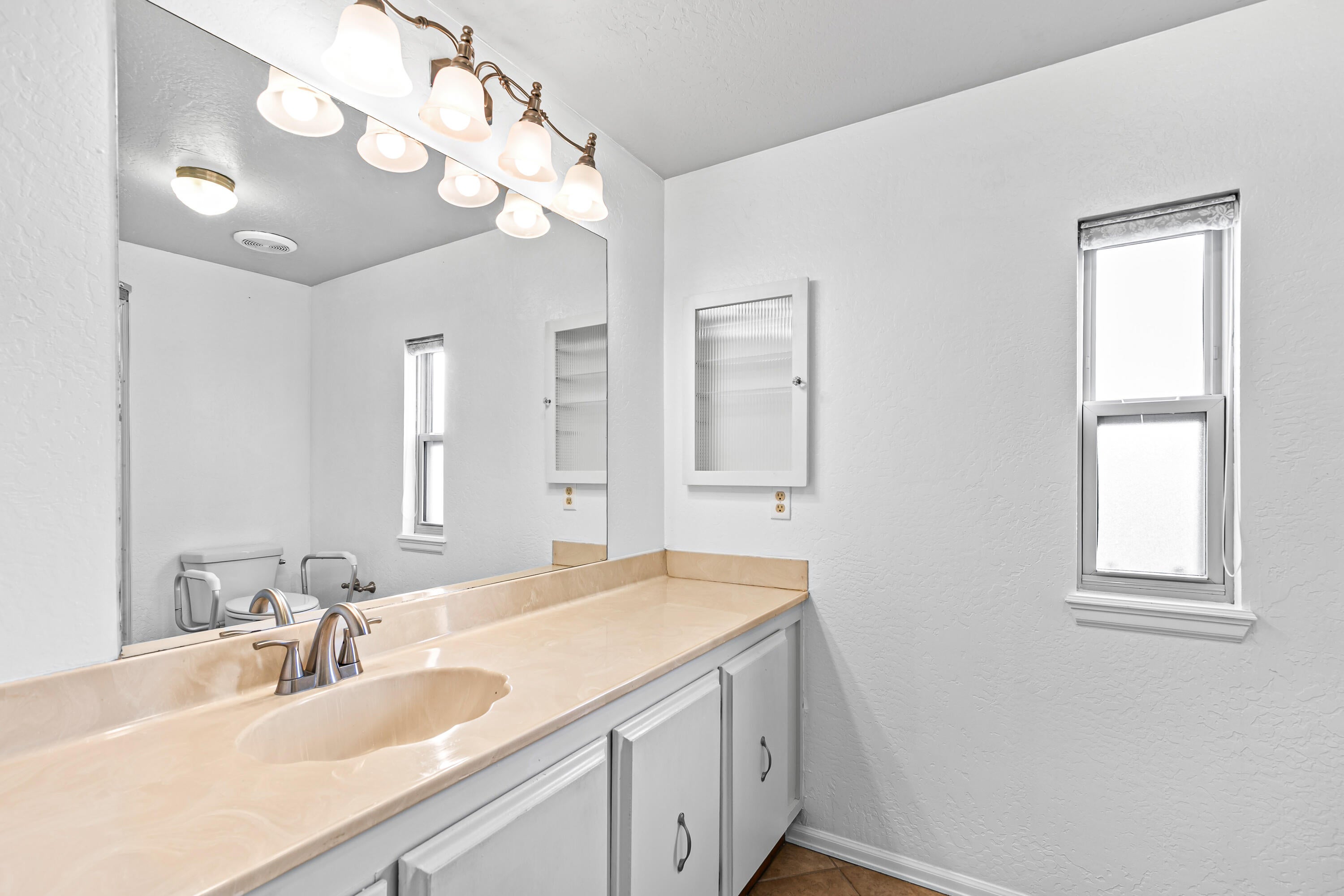2252 Table Rock Road, Unit 222 Medford, OR 97501 - Photo 15 of 37 Primary Bathroom