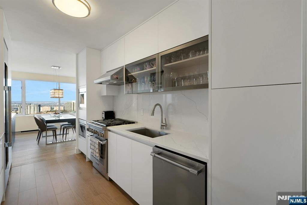 6 Horizon Road, Unit 2602 Fort Lee, NJ 07024 - Photo 17 of 45 a kitchen that has a sink and a stove in it