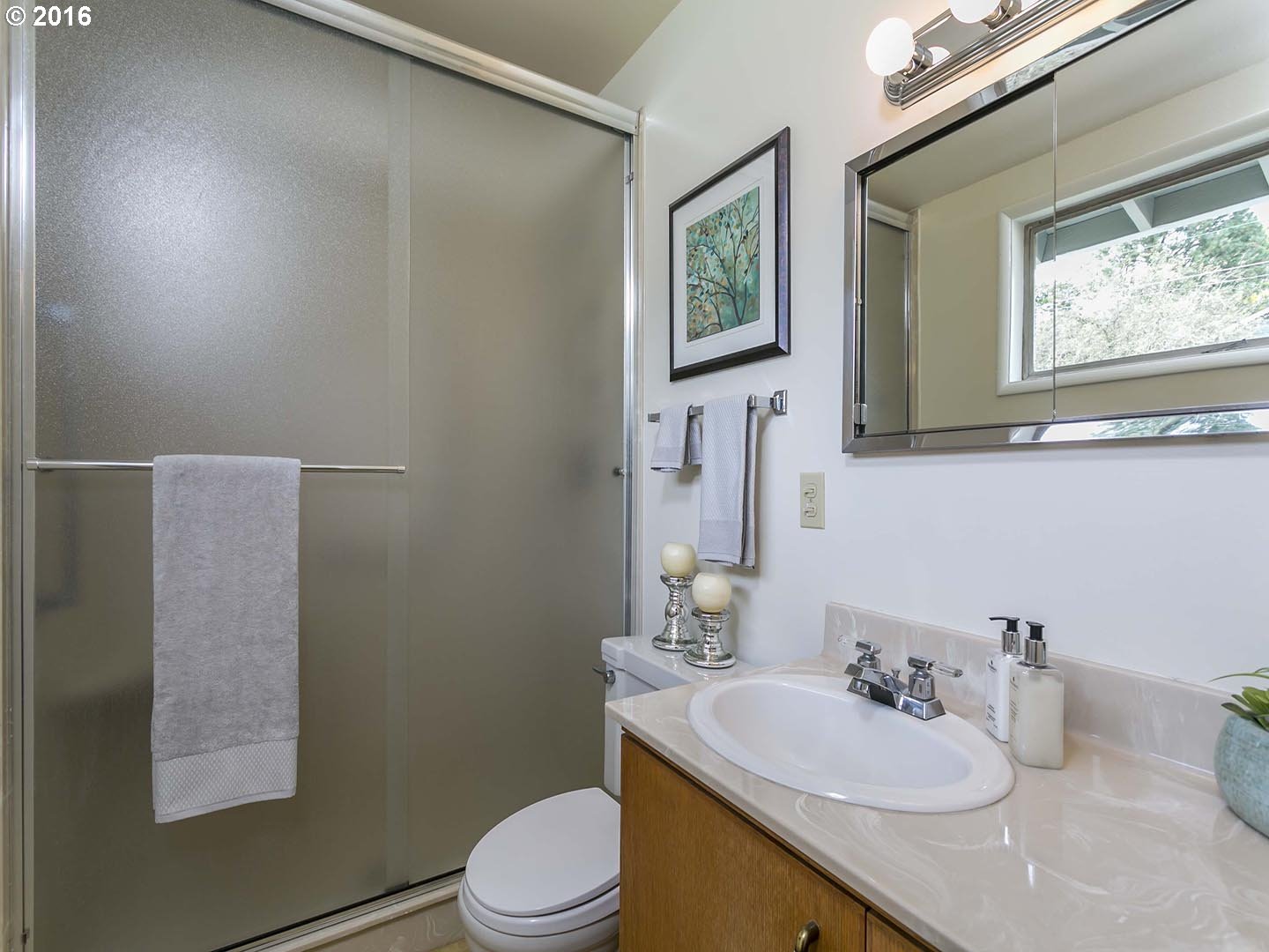 6240 Southwest Alfred Street Portland, OR 97219 - Photo 12 of 28 Bathroom, Attached