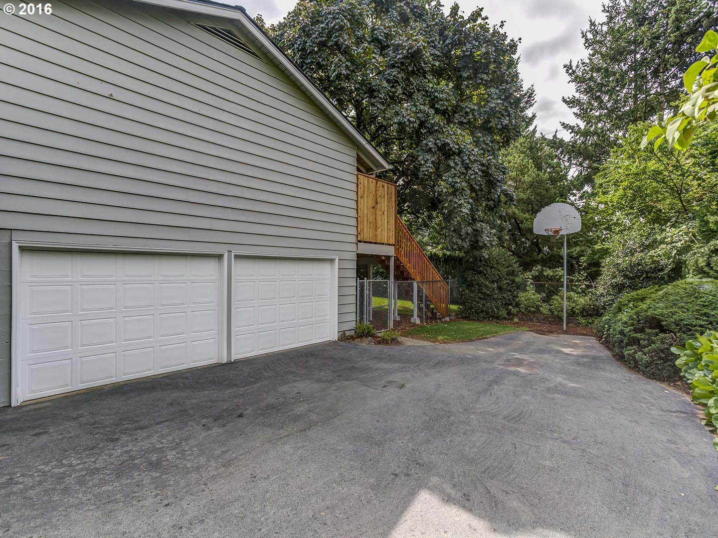 6240 Southwest Alfred Street Portland, OR 97219 - Photo 28 of 28 Garage
