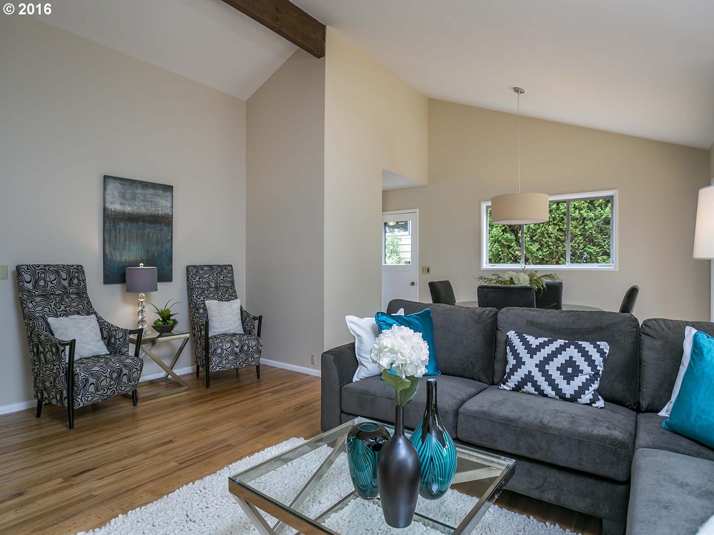 6240 Southwest Alfred Street Portland, OR 97219 - Photo 5 of 28 Living Room