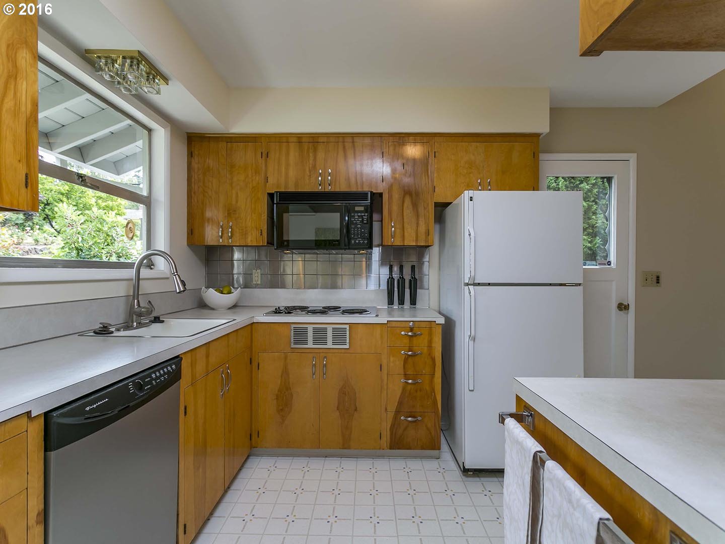 6240 Southwest Alfred Street Portland, OR 97219 - Photo 8 of 28 Kitchen