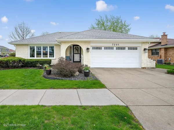 $575,000 | 7201 Powell Street, Downers Grove, IL 60516
