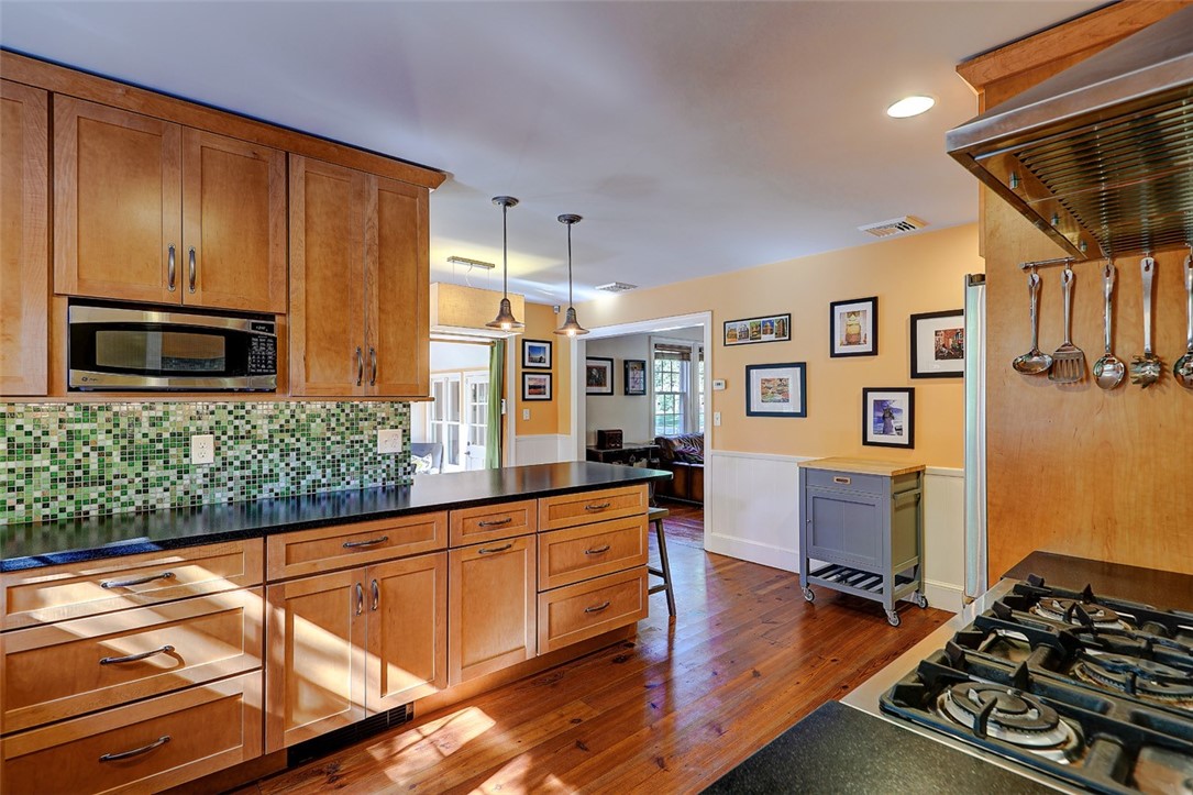 10 Lamson Road Barrington, RI 02806 - Photo 8 of 45 Gallery Image 8