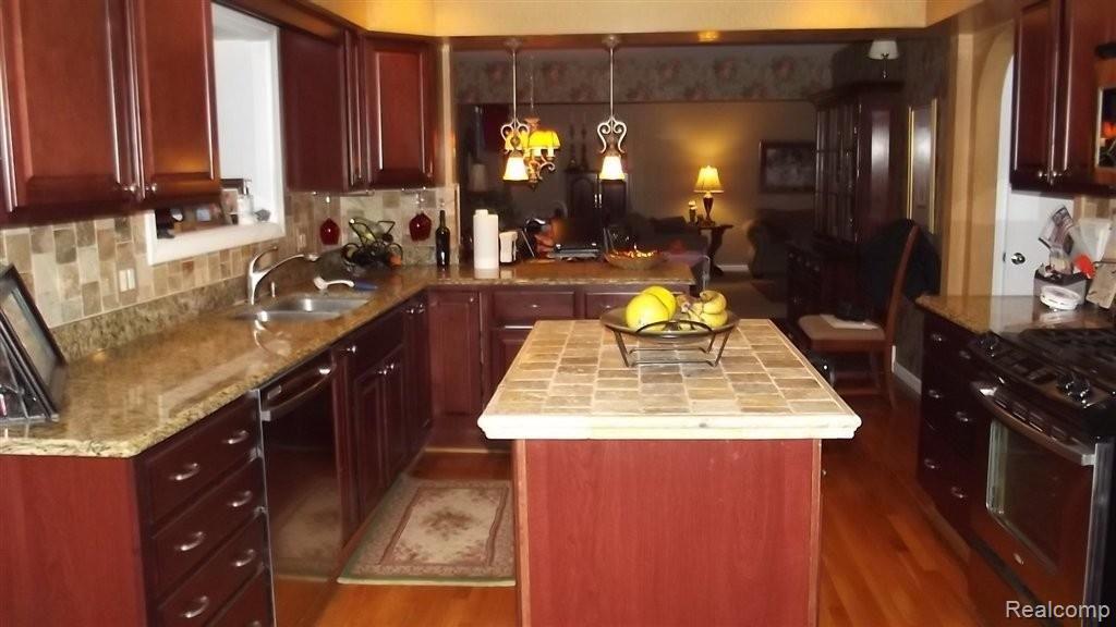 382 Beechview Drive Rochester, MI 48306 - Photo 9 of 24 KITCHEN REMODELED IN 2010