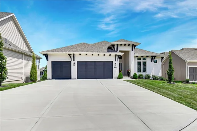 $879,000 | 17401 Oakshire Street, Overland Park, KS 66221