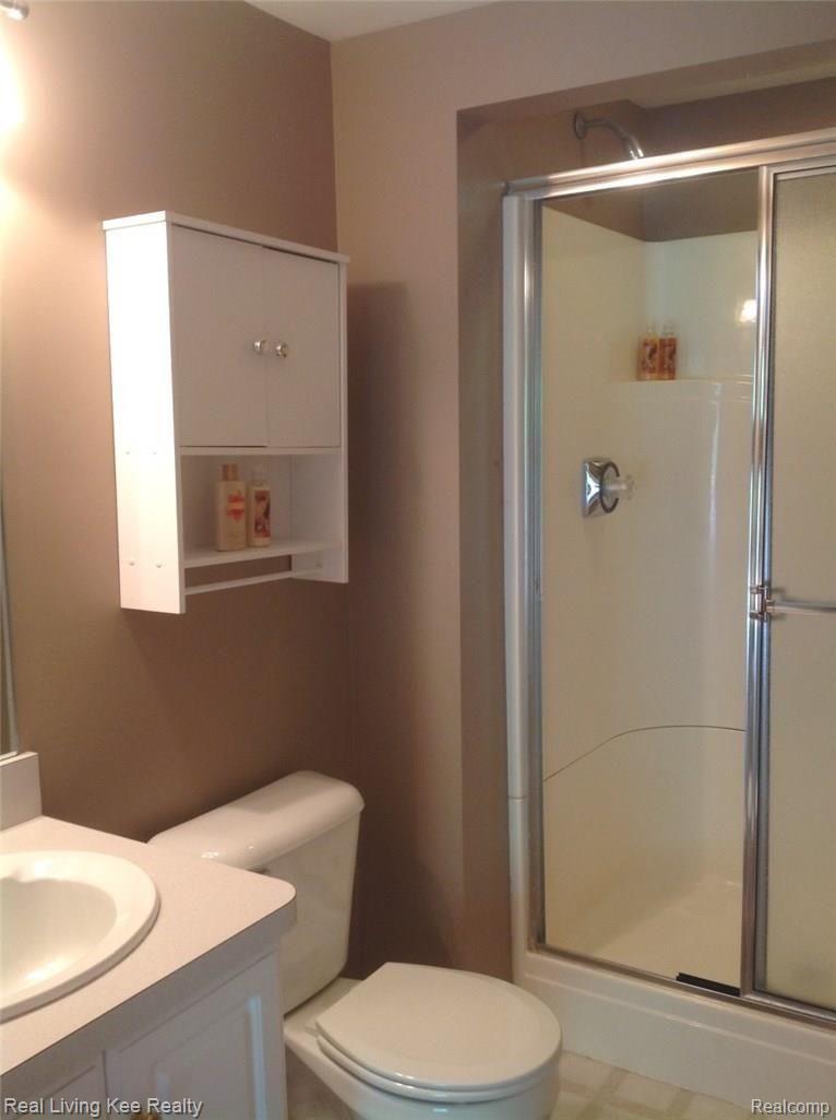 733 Augusta Drive Rochester, MI 48309 - Photo 18 of 53 LL bath.jpg