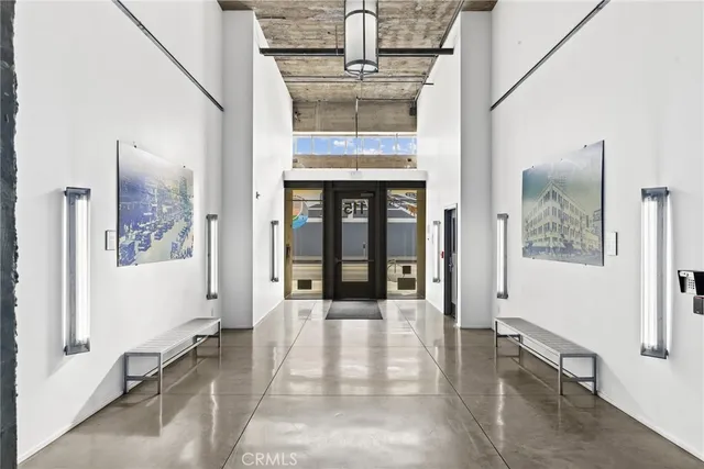 a view of an entryway with a livingroom