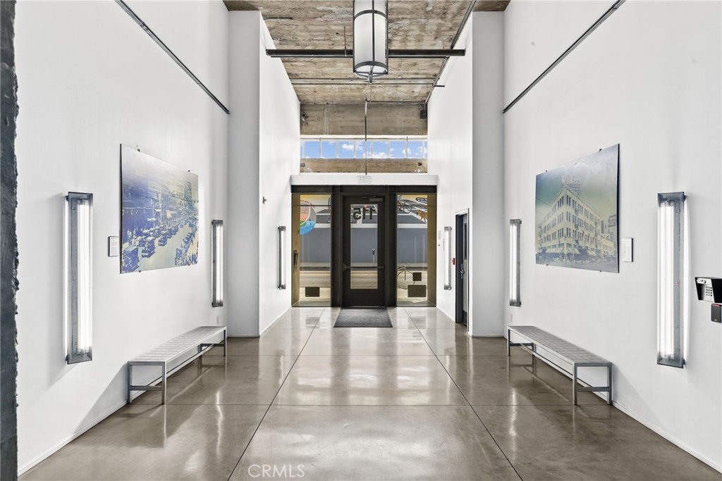 115 West 4th Street, Unit 203 Long Beach, CA 90802 - Photo 27 of 32 a view of an entryway with a livingroom